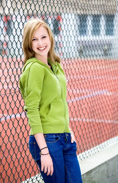 Joven mujer sonriendo — Foto de Stock