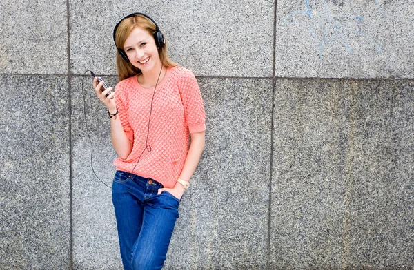 Jovem Mulher ouvindo música — Fotografia de Stock