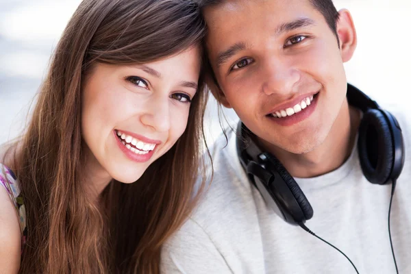 Feliz pareja joven —  Fotos de Stock