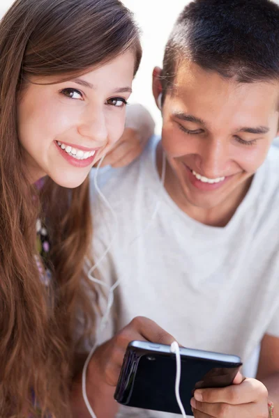 Couple adolescent avec lecteur mp3 — Photo