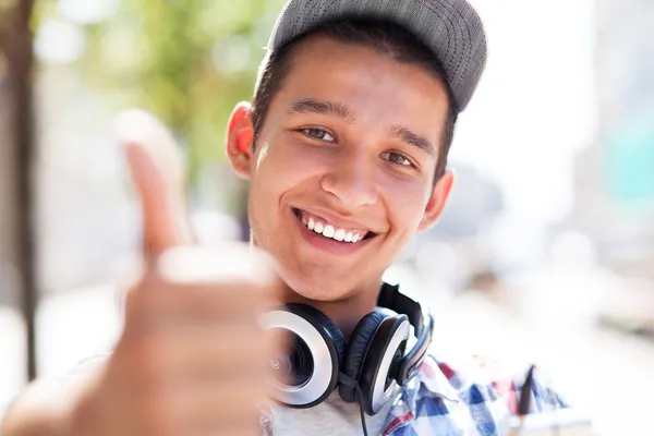 Young man showing thumbs up — Stock Photo, Image