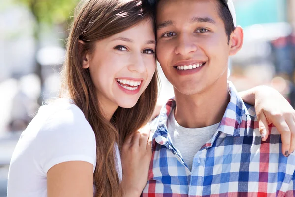 Casal adolescente com mp3 player — Fotografia de Stock