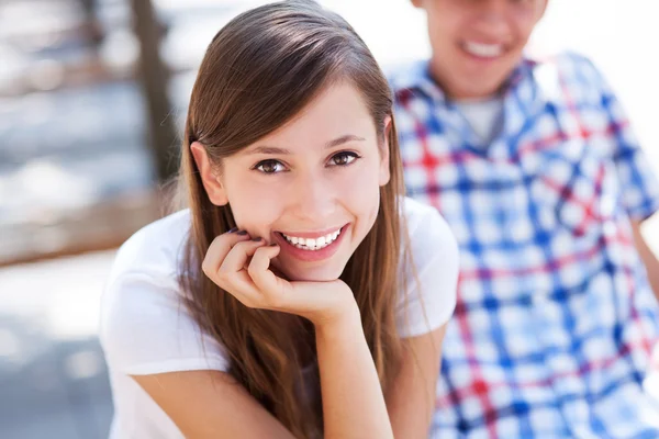 Teenage couple smiling — Stock Photo, Image