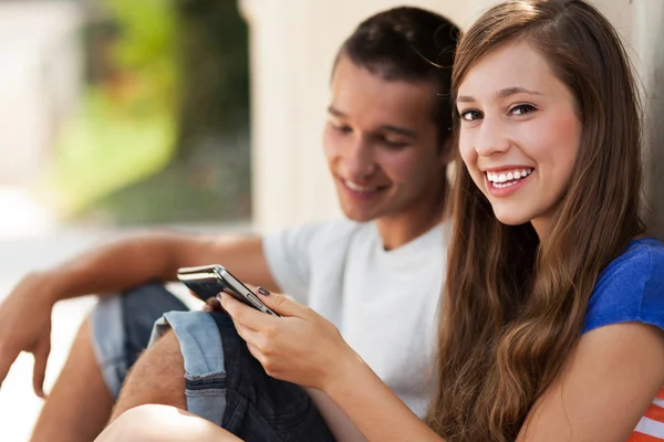 Adolescente casal sorrindo — Fotografia de Stock