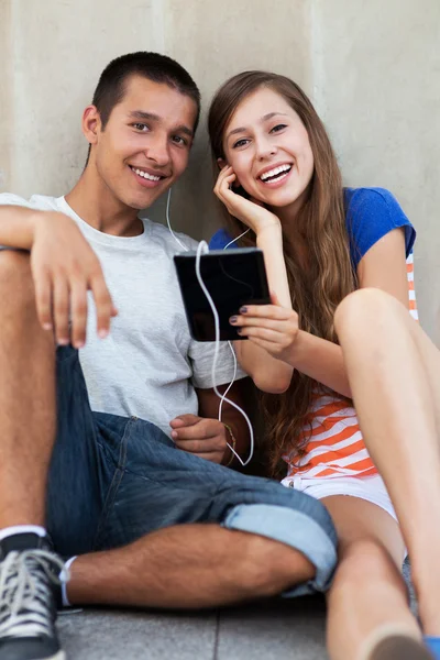 Coppia di adolescenti con tablet digitale — Foto Stock