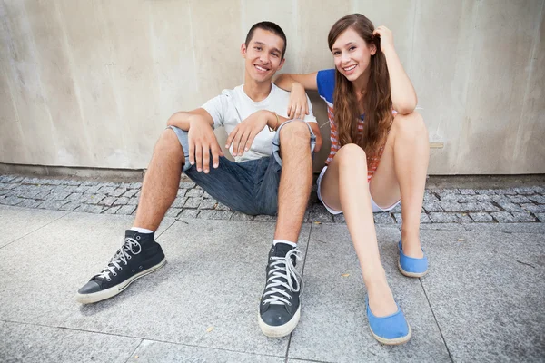 Adolescente casal sorrindo — Fotografia de Stock