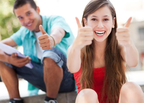 Adolescente coppia con i pollici in su — Foto Stock