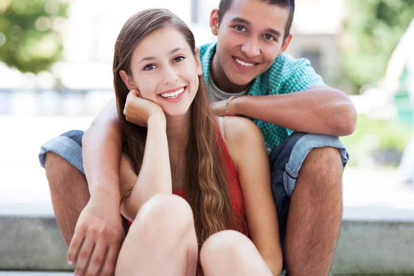 Couple adolescent souriant — Photo