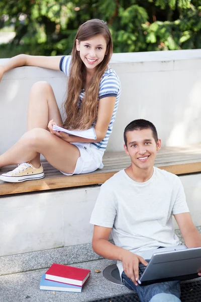 Jovem casal usando laptop — Fotografia de Stock