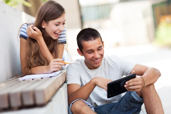 Pareja joven con tableta digital — Foto de Stock