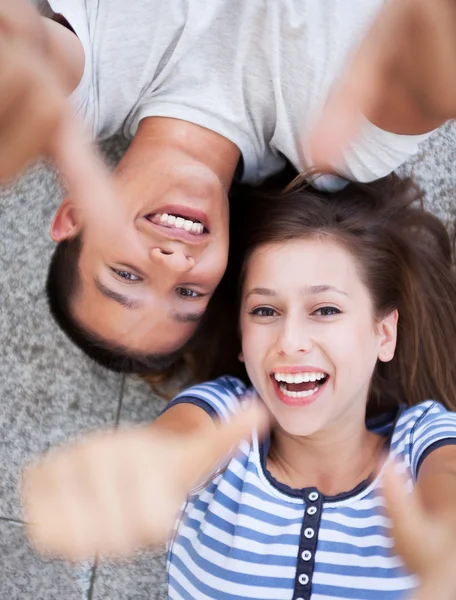 Jeune couple avec pouces levés — Photo