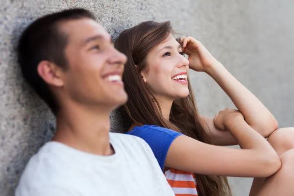 Heureux jeune couple — Photo