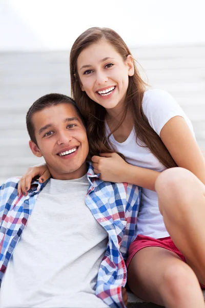 Feliz jovem casal — Fotografia de Stock