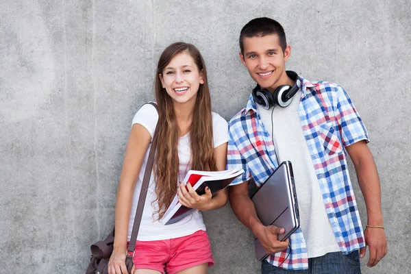 Heureux jeune couple — Photo