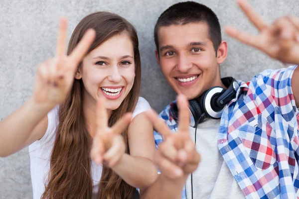 Feliz pareja joven —  Fotos de Stock