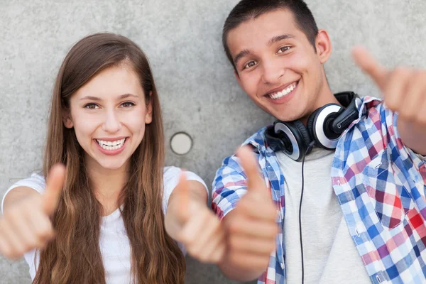 Young couple with thumbs up — Stock Photo, Image