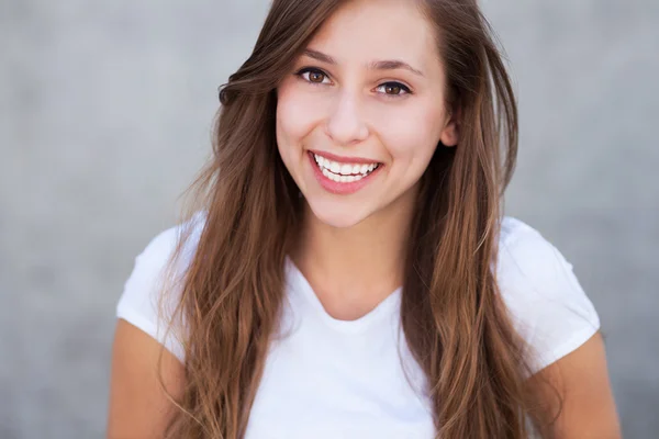 Joven mujer sonriendo —  Fotos de Stock