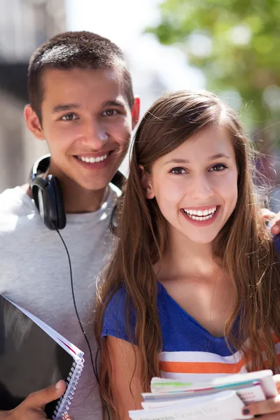 Adolescente pareja sonriendo Imagen De Stock