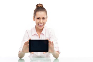 Dijital tablet tutan kadın