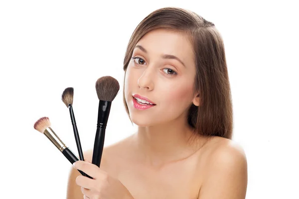 Jonge vrouw met haar make-up borstels — Stockfoto