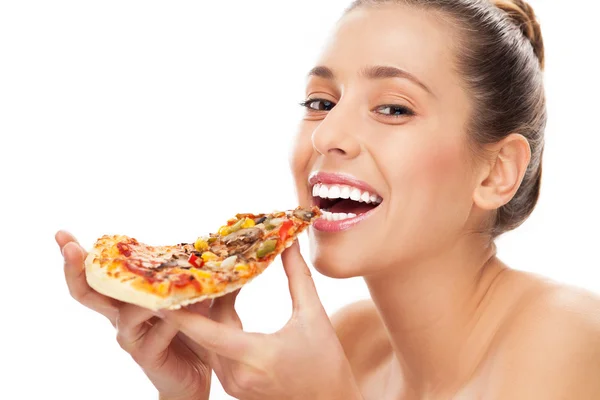 Kvinna äter pizza — Stockfoto