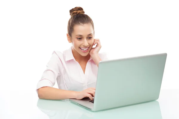 Mujer joven usando el ordenador portátil — Foto de Stock