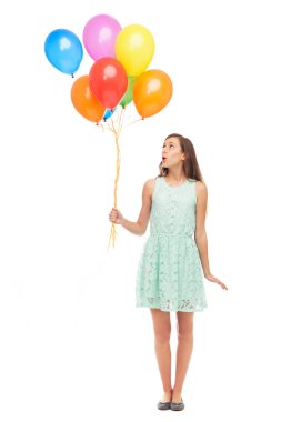 Bir avuç balon tutan kadın.