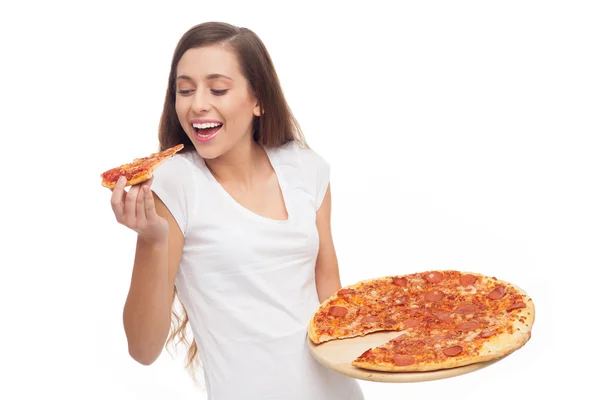 Kvinna äter pizza — Stockfoto