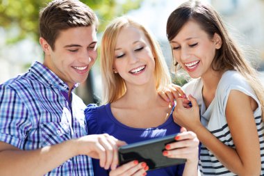 Dijital tablet ile genç