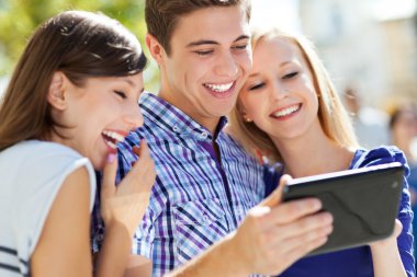 Dijital tablet ile genç