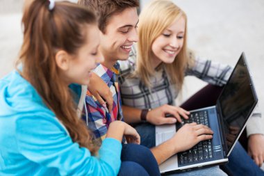 arkadaşlar laptop ile