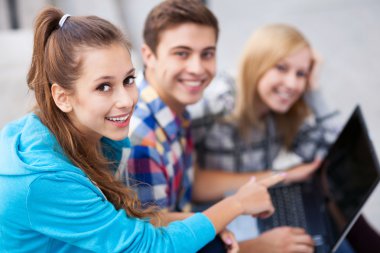 arkadaşlar laptop ile