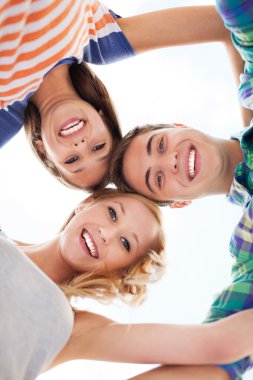 arkadaşlar bir araya