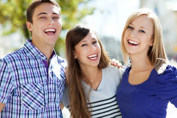 Trois jeunes amis debout ensemble — Photo