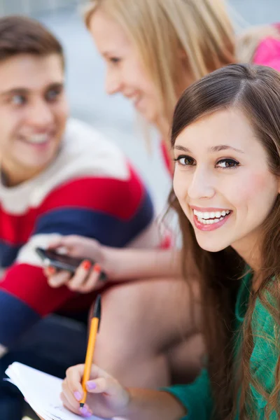 Vrienden lachen. — Stockfoto