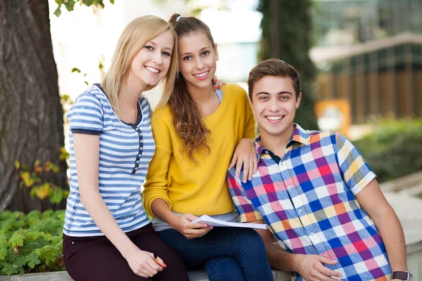 Três estudantes — Fotografia de Stock