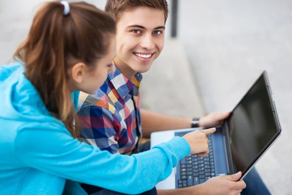 Friends with laptop — Stock Photo, Image