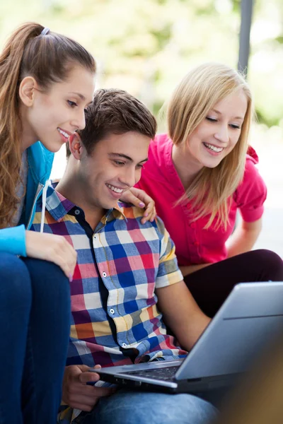 Amigos olhando para laptop juntos — Fotografia de Stock