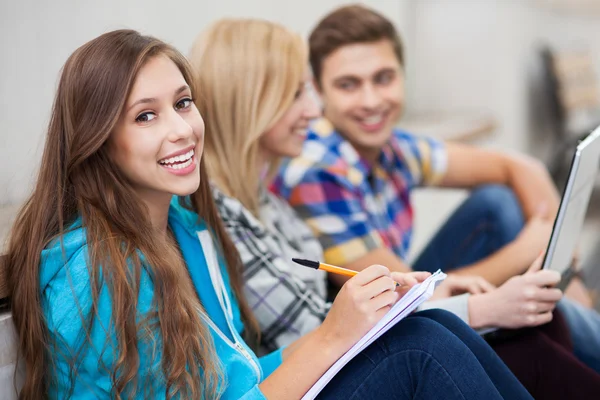 Tres estudiantes sentados juntos — Foto de Stock