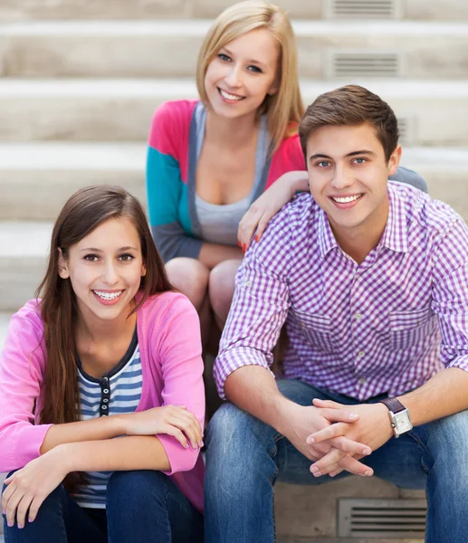 Amigos sentados juntos — Foto de Stock