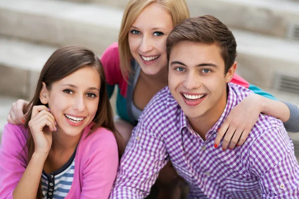 Vrienden samen zitten — Stockfoto