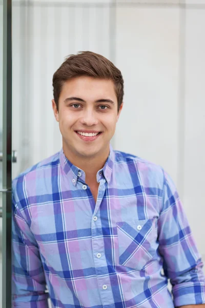 Young man smiling — Stock Photo, Image