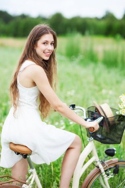 kadın binicilik bisiklet kır çiçeği alanı