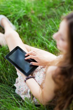 açık havada dijital tablet kullanan kadın