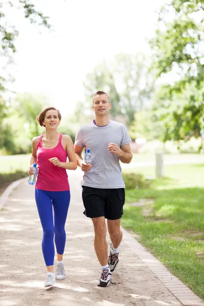 Couple s'exerçant dans le parc — Photo