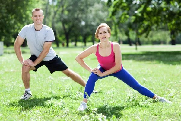 Paar uitoefenen in park — Stockfoto