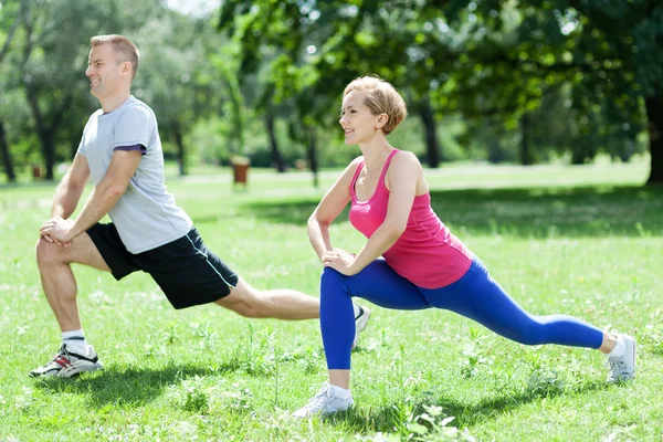 Paar uitoefenen in park — Stockfoto