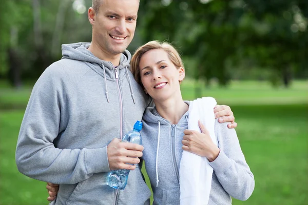 Heureux jeune couple dans le parc — Photo