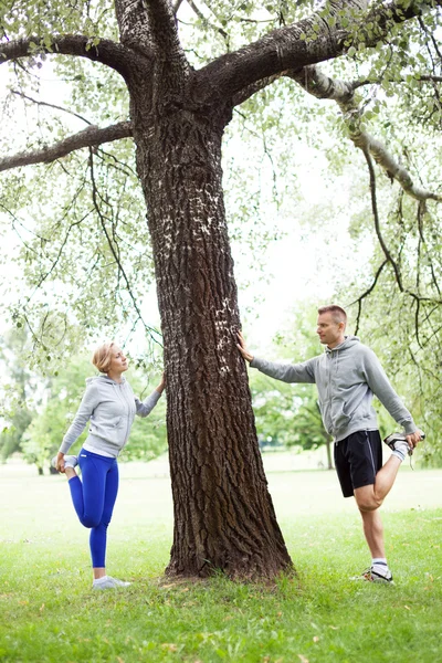 Couple s'exerçant dans le parc — Photo