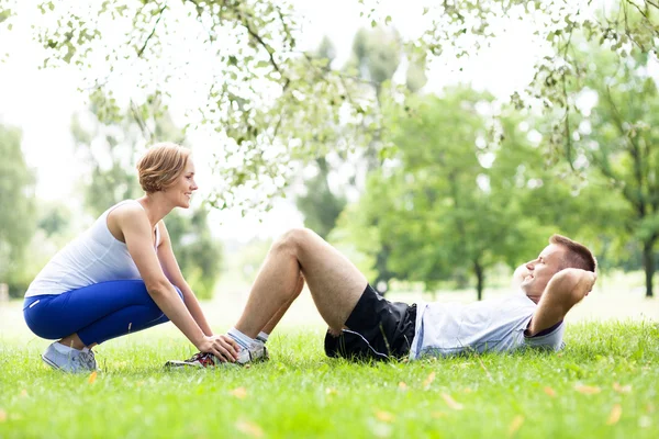 Couple s'exerçant dans le parc — Photo